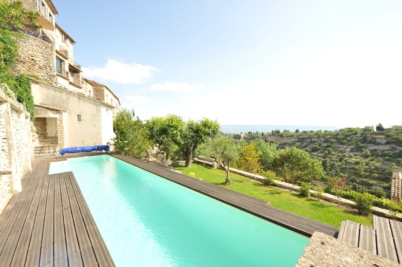 Gordes, Maison de village rénovée dominant la vallée avec jardin et piscine 