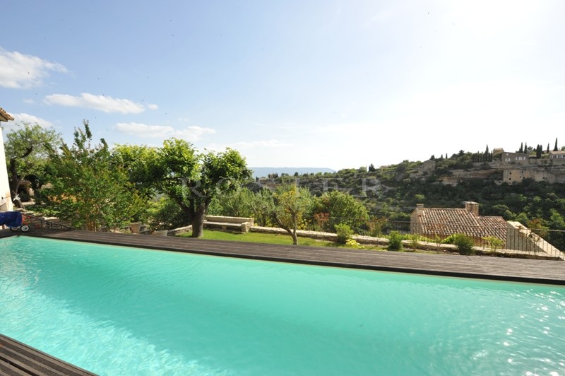 Gordes, Maison de village rénovée dominant la vallée avec jardin et piscine 