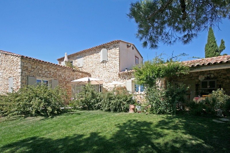 Maison en pierres à vendre à proximité d'un village perché du Luberon  