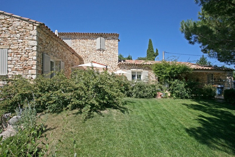 Maison en pierres à vendre à proximité d'un village perché du Luberon  