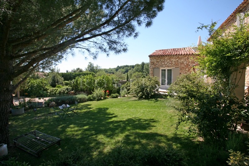 Maison en pierres à vendre à proximité d'un village perché du Luberon  