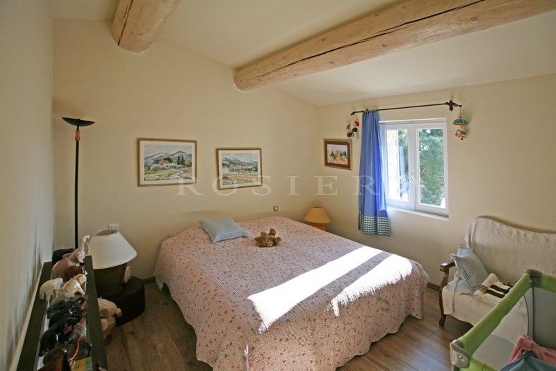 Maison en pierres à vendre à proximité d'un village perché du Luberon  