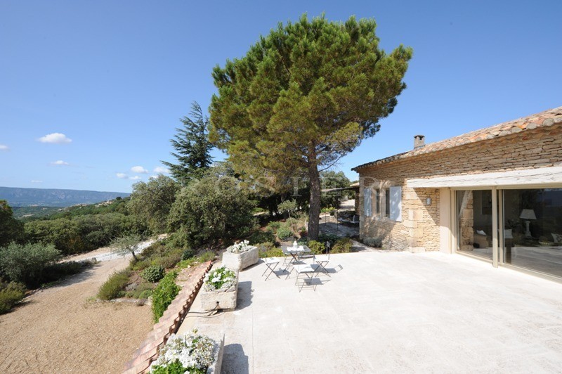 Sur les hauteurs de Gordes,    maison en pierres avec une vue époustouflante.
