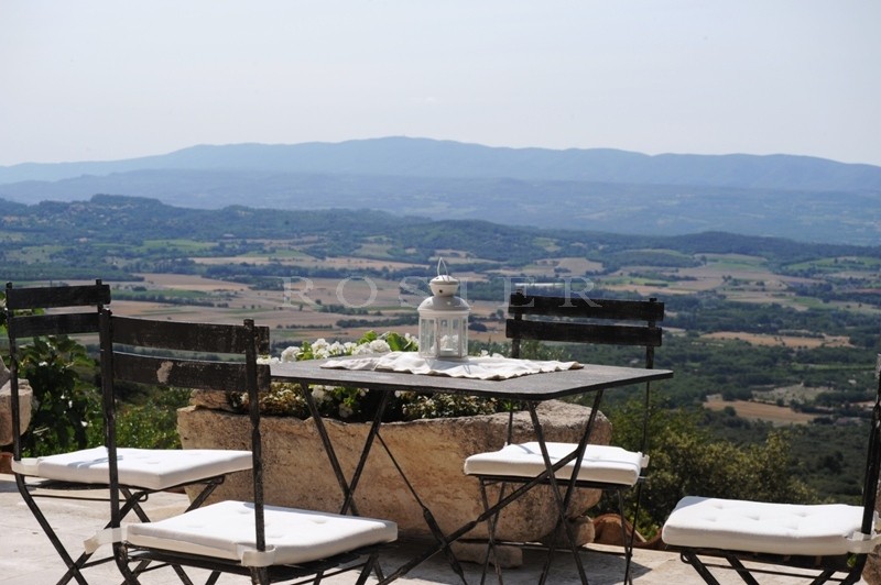 Sur les hauteurs de Gordes,    maison en pierres avec une vue époustouflante.