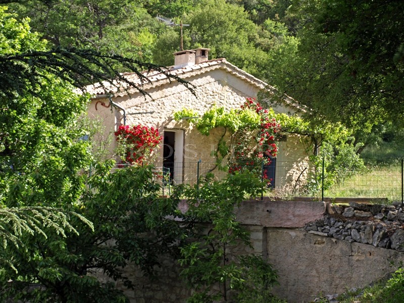 Dans les collines provençales, face au Luberon, à vendre,  bergerie sur plus de 70 hectares offrant de superbes vues sur le Luberon et la vallée   