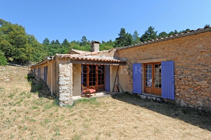 Dans les collines provençales, face au Luberon, à vendre,  bergerie sur plus de 70 hectares offrant de superbes vues sur le Luberon et la vallée   