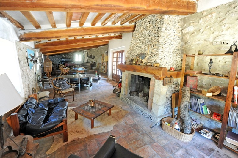 Dans les collines provençales, face au Luberon, à vendre,  bergerie sur plus de 70 hectares offrant de superbes vues sur le Luberon et la vallée   