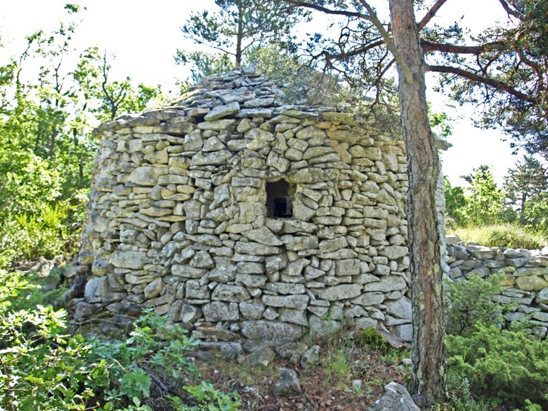 Dans les collines provençales, face au Luberon, à vendre,  bergerie sur plus de 70 hectares offrant de superbes vues sur le Luberon et la vallée   