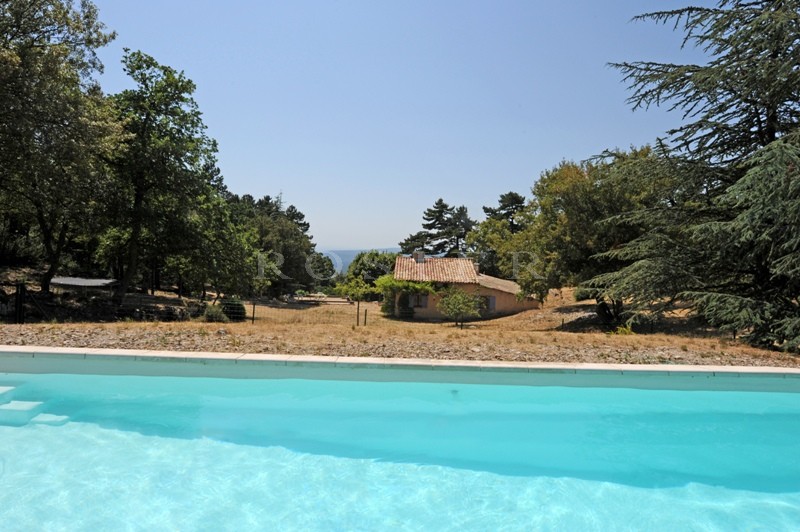 Dans les collines provençales, face au Luberon, à vendre,  bergerie sur plus de 70 hectares offrant de superbes vues sur le Luberon et la vallée   