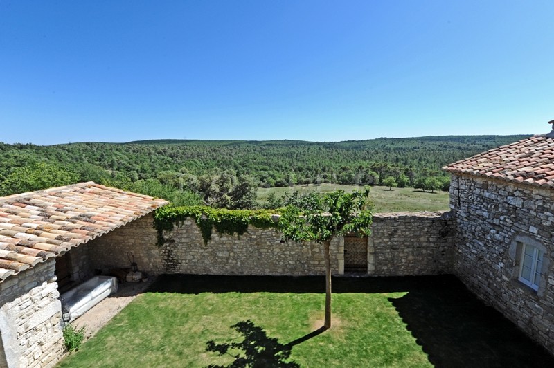 Ferme fortifiée restaurée à Gordes