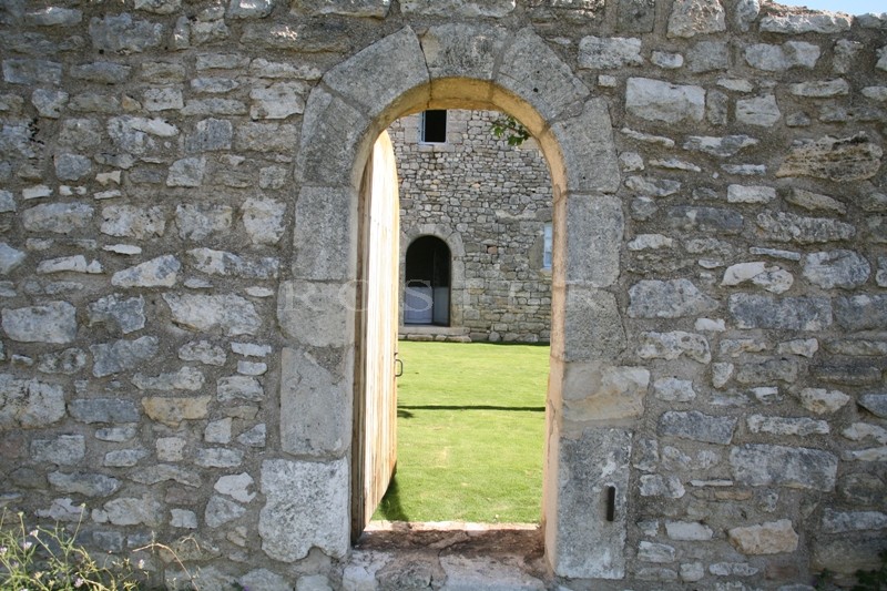 BIEN VENDU - Très rare ferme fortifiée du XVIème siècle, restaurée, dans les monts du Vaucluse, aux portes du Luberon;