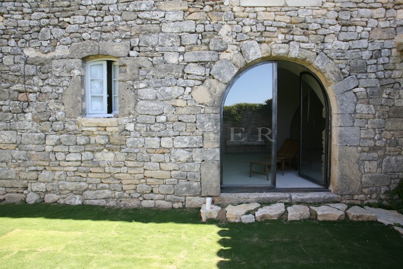 BIEN VENDU - Très rare ferme fortifiée du XVIème siècle, restaurée, dans les monts du Vaucluse, aux portes du Luberon;