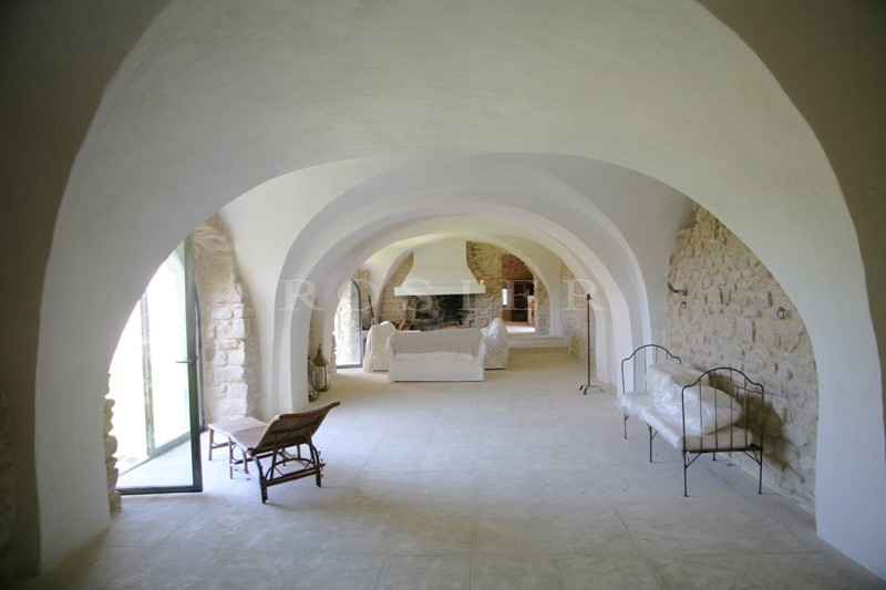 BIEN VENDU - Très rare ferme fortifiée du XVIème siècle, restaurée, dans les monts du Vaucluse, aux portes du Luberon;