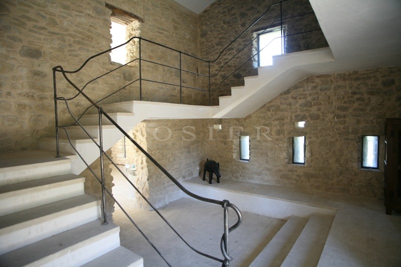 BIEN VENDU - Très rare ferme fortifiée du XVIème siècle, restaurée, dans les monts du Vaucluse, aux portes du Luberon;
