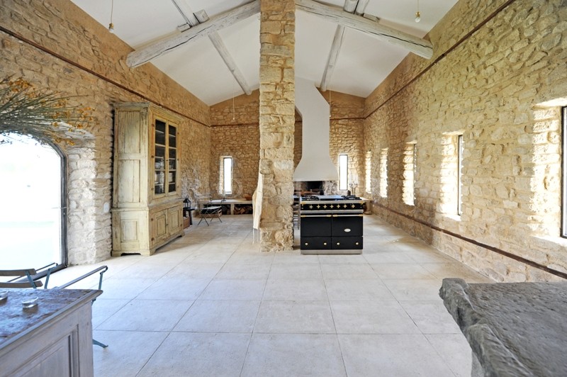 BIEN VENDU - Très rare ferme fortifiée du XVIème siècle, restaurée, dans les monts du Vaucluse, aux portes du Luberon;