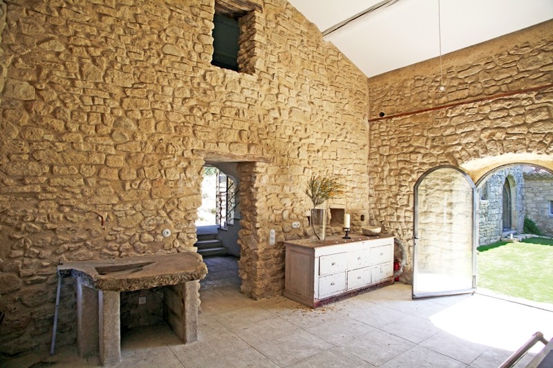 BIEN VENDU - Très rare ferme fortifiée du XVIème siècle, restaurée, dans les monts du Vaucluse, aux portes du Luberon;
