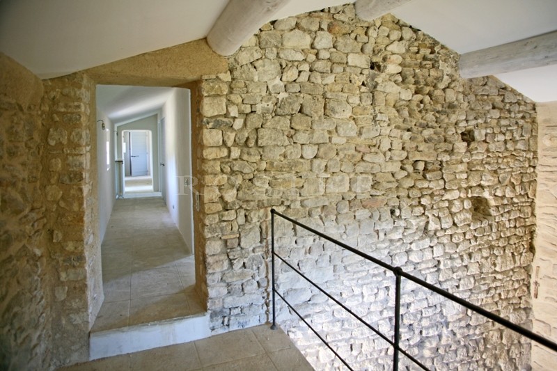 BIEN VENDU - Très rare ferme fortifiée du XVIème siècle, restaurée, dans les monts du Vaucluse, aux portes du Luberon;