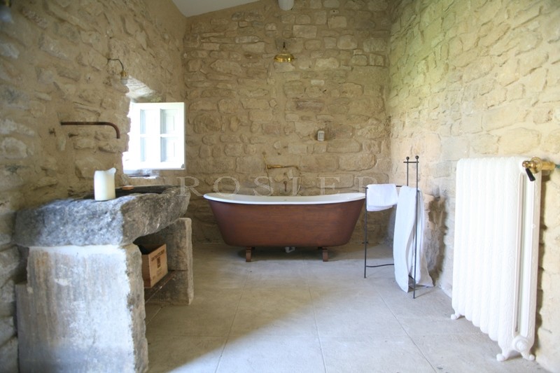 BIEN VENDU - Très rare ferme fortifiée du XVIème siècle, restaurée, dans les monts du Vaucluse, aux portes du Luberon;
