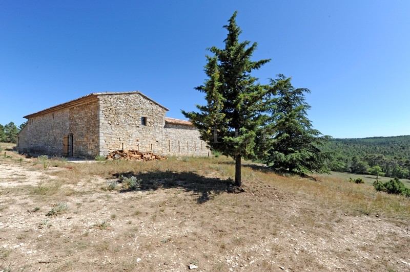 BIEN VENDU - Très rare ferme fortifiée du XVIème siècle, restaurée, dans les monts du Vaucluse, aux portes du Luberon;