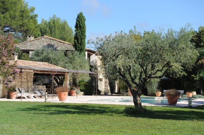 En Provence,  domaine sur 16 hectares de terrain, à vendre, à proximité de l'Isle sur la Sorgue, la ville des Antiquaires   