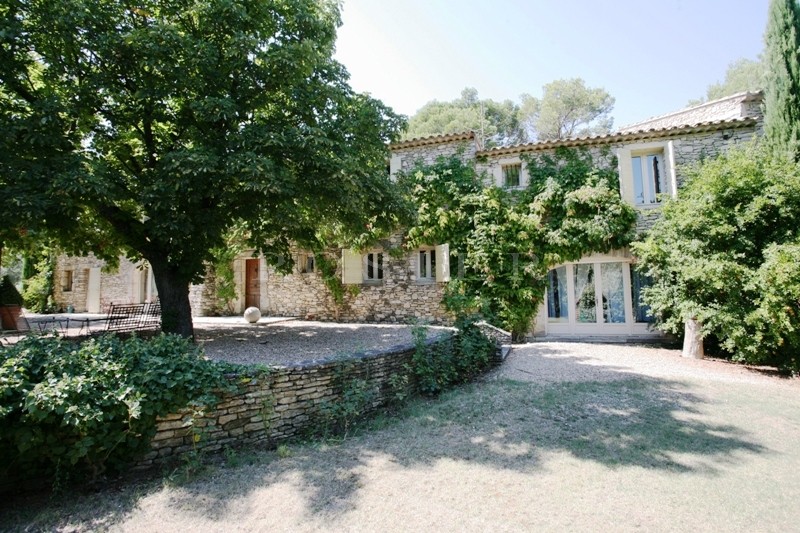 En Provence,  domaine sur 16 hectares de terrain, à vendre, à proximité de l'Isle sur la Sorgue, la ville des Antiquaires   