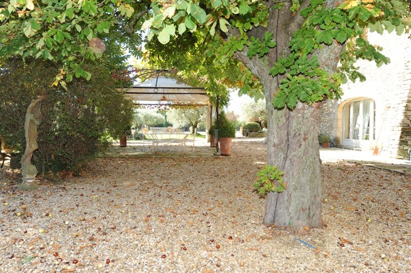 En Provence,  domaine sur 16 hectares de terrain, à vendre, à proximité de l'Isle sur la Sorgue, la ville des Antiquaires   