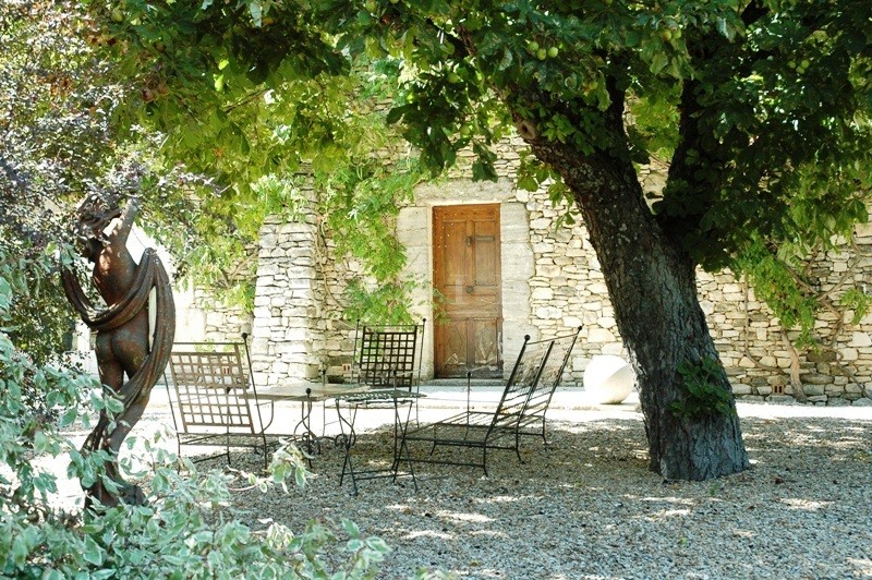 En Provence,  domaine sur 16 hectares de terrain, à vendre, à proximité de l'Isle sur la Sorgue, la ville des Antiquaires   