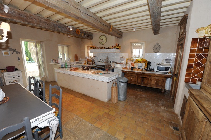 En Provence,  domaine sur 16 hectares de terrain, à vendre, à proximité de l'Isle sur la Sorgue, la ville des Antiquaires   