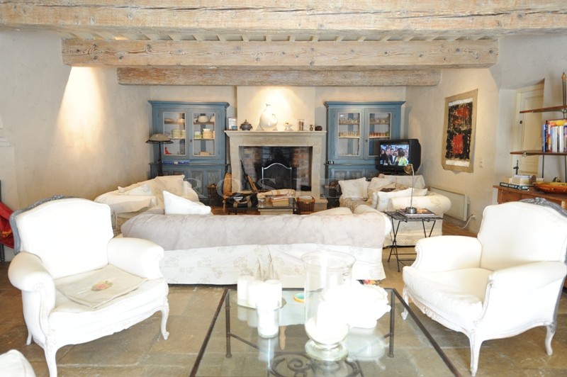 En Provence,  domaine sur 16 hectares de terrain, à vendre, à proximité de l'Isle sur la Sorgue, la ville des Antiquaires   