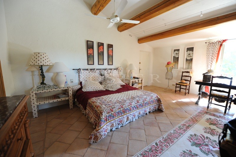 En Provence,  domaine sur 16 hectares de terrain, à vendre, à proximité de l'Isle sur la Sorgue, la ville des Antiquaires   