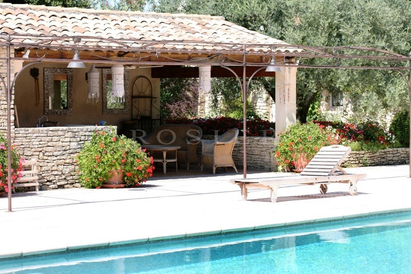 En Provence,  domaine sur 16 hectares de terrain, à vendre, à proximité de l'Isle sur la Sorgue, la ville des Antiquaires   