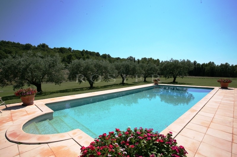En Provence,  domaine sur 16 hectares de terrain, à vendre, à proximité de l'Isle sur la Sorgue, la ville des Antiquaires   