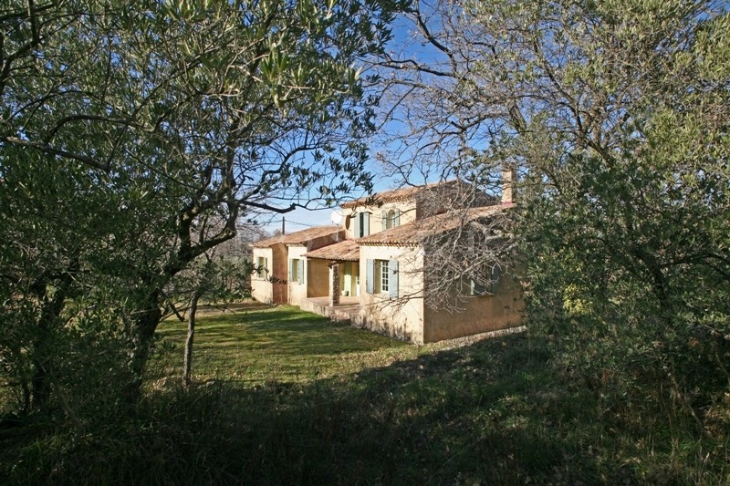 Maison traditionnelle au potentiel intéressant à vendre à proximité du Luberon.  