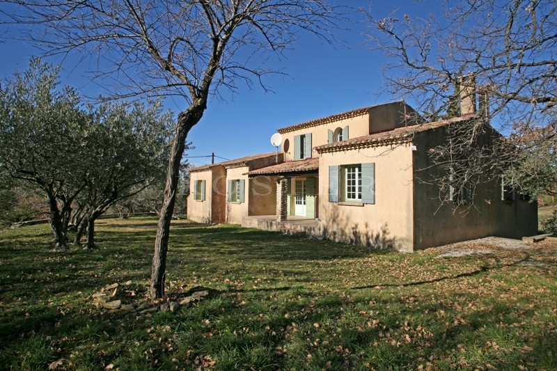Maison traditionnelle au potentiel intéressant à vendre à proximité du Luberon.  