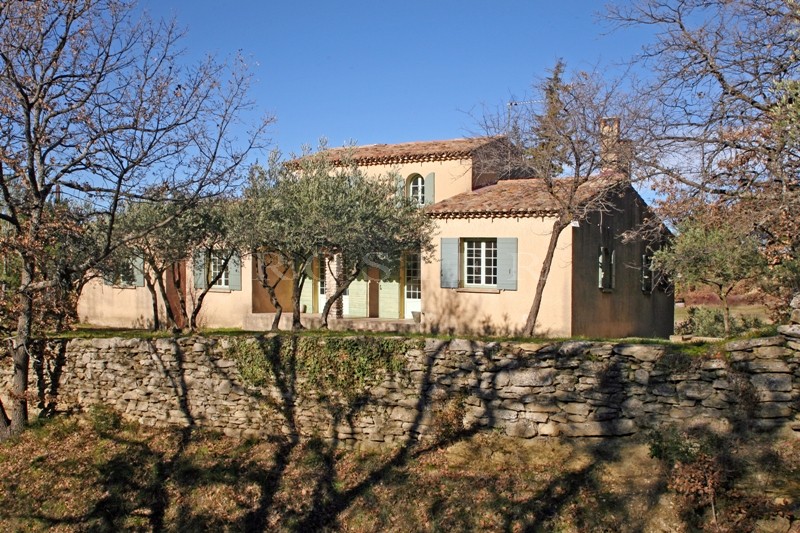Maison traditionnelle au potentiel intéressant à vendre à proximité du Luberon.  