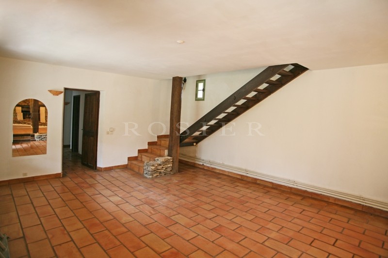 Maison traditionnelle au potentiel intéressant à vendre à proximité du Luberon.  