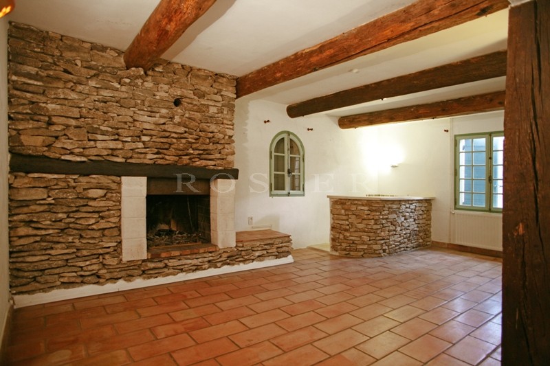 Maison traditionnelle au potentiel intéressant à vendre à proximité du Luberon.  