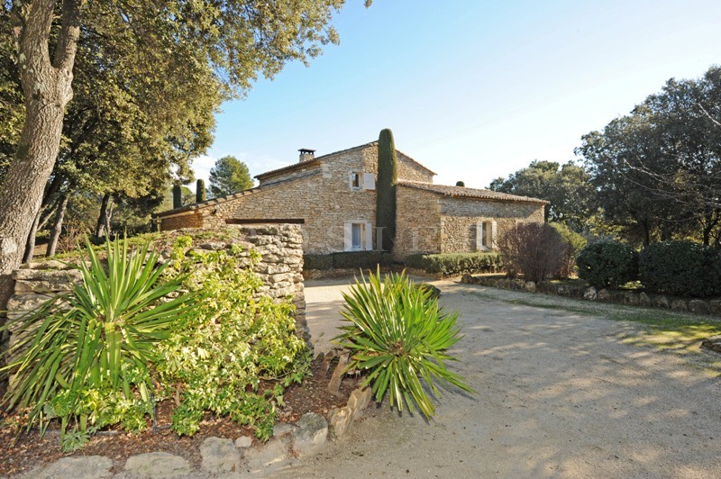 A vendre en Luberon,  propriété d'agrément en U exposée Sud, avec dépendances et piscine bénéficiant d'une superbe vue sur la vallée et le Luberon