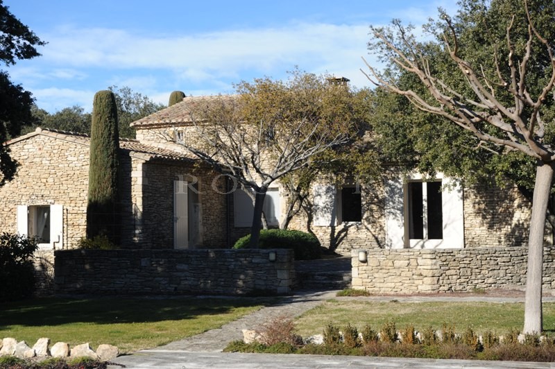 A vendre en Luberon,  propriété d'agrément en U exposée Sud, avec dépendances et piscine bénéficiant d'une superbe vue sur la vallée et le Luberon