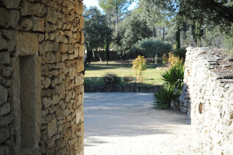 A vendre en Luberon,  propriété d'agrément en U exposée Sud, avec dépendances et piscine bénéficiant d'une superbe vue sur la vallée et le Luberon