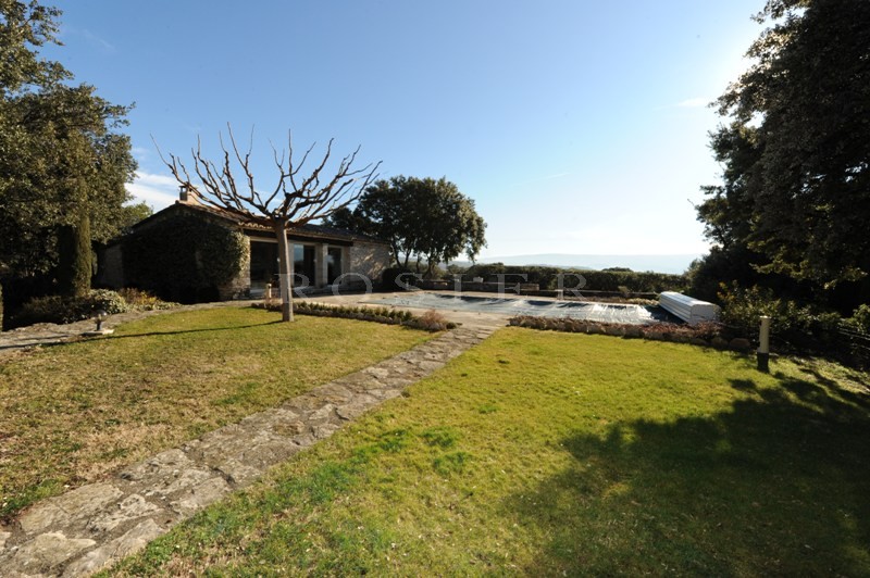 A vendre en Luberon,  propriété d'agrément en U exposée Sud, avec dépendances et piscine bénéficiant d'une superbe vue sur la vallée et le Luberon