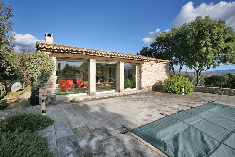 A vendre en Luberon,  propriété d'agrément en U exposée Sud, avec dépendances et piscine bénéficiant d'une superbe vue sur la vallée et le Luberon