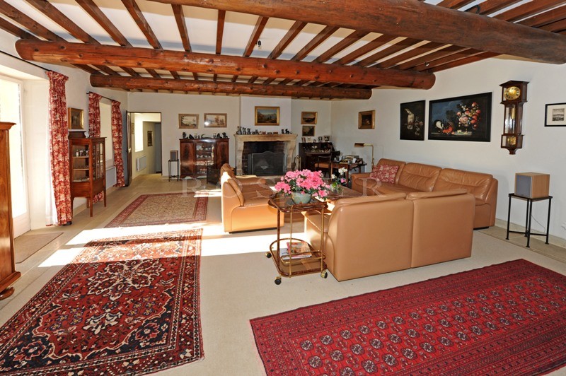 A vendre en Luberon,  propriété d'agrément en U exposée Sud, avec dépendances et piscine bénéficiant d'une superbe vue sur la vallée et le Luberon