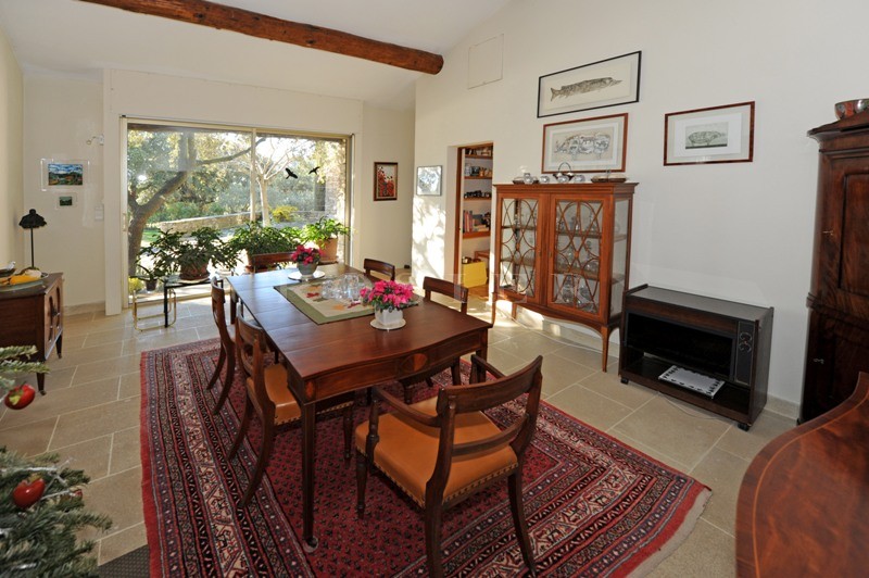 A vendre en Luberon,  propriété d'agrément en U exposée Sud, avec dépendances et piscine bénéficiant d'une superbe vue sur la vallée et le Luberon