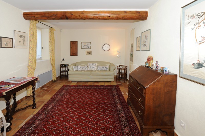 A vendre en Luberon,  propriété d'agrément en U exposée Sud, avec dépendances et piscine bénéficiant d'une superbe vue sur la vallée et le Luberon