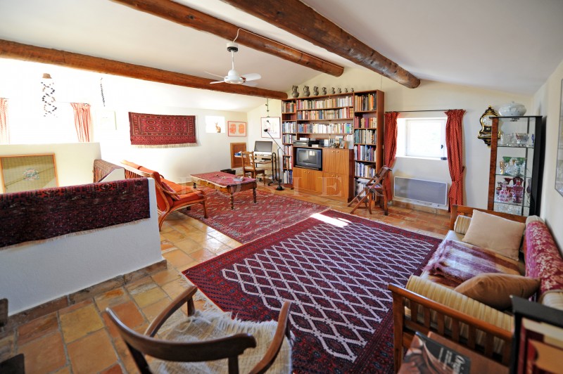 A vendre en Luberon,  propriété d'agrément en U exposée Sud, avec dépendances et piscine bénéficiant d'une superbe vue sur la vallée et le Luberon