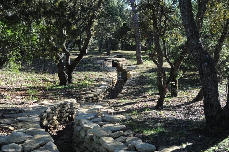 A vendre en Luberon,  propriété d'agrément en U exposée Sud, avec dépendances et piscine bénéficiant d'une superbe vue sur la vallée et le Luberon