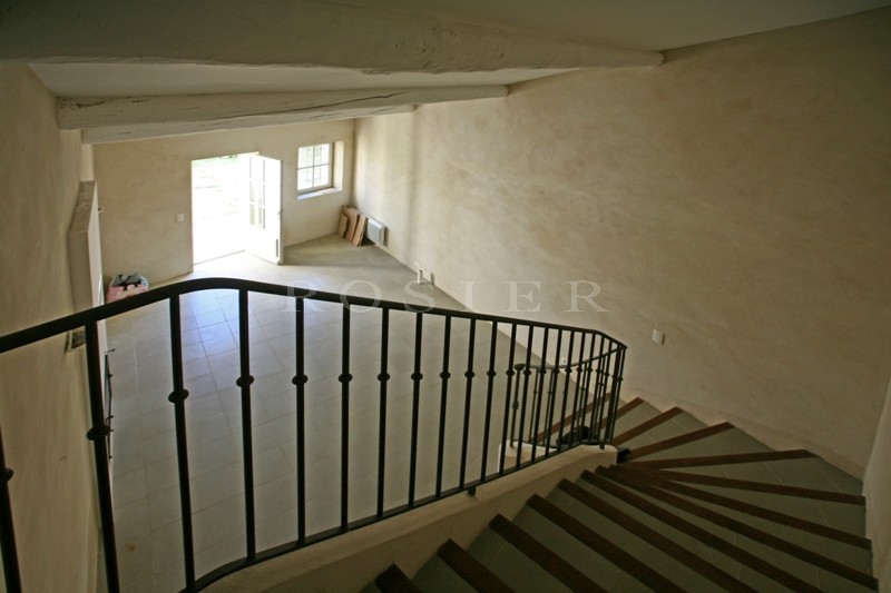 En Provence, Luberon,  charmante maison de village à vendre avec cour et petit jardin  