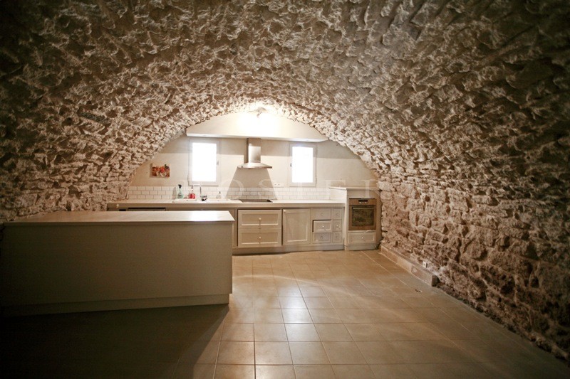 En Provence, Luberon,  charmante maison de village à vendre avec cour et petit jardin  
