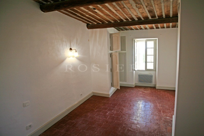 En Provence, Luberon,  charmante maison de village à vendre avec cour et petit jardin  